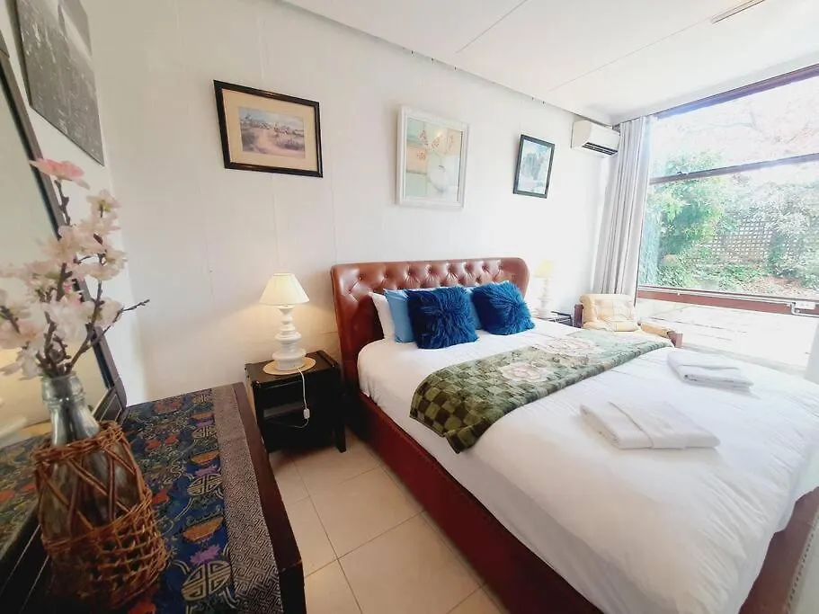 Architectural Bright Open 2B&1B Home With A Private Garden At Yarralumla Holiday home