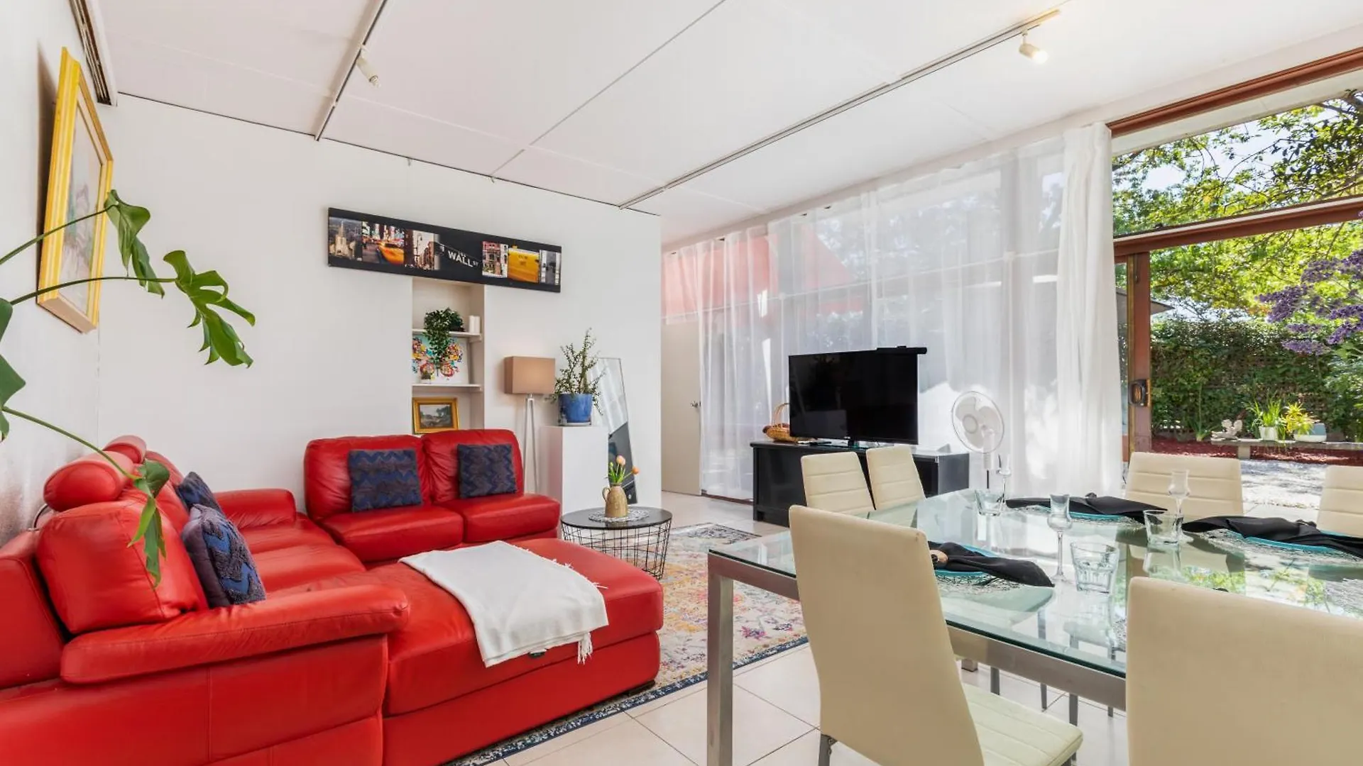 Architectural Bright Open 2B&1B Home With A Private Garden At Yarralumla